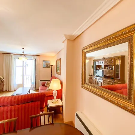 Vivienda Turistica Leones Apartment *